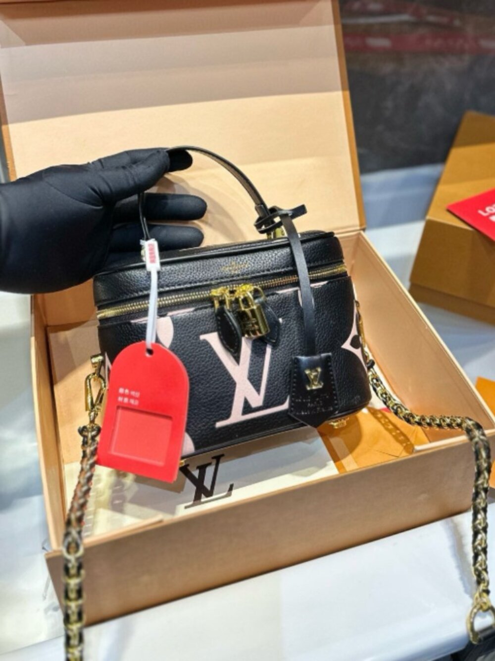 Louis Vuitton.Black and White Aesthetics, Elegance on the Go